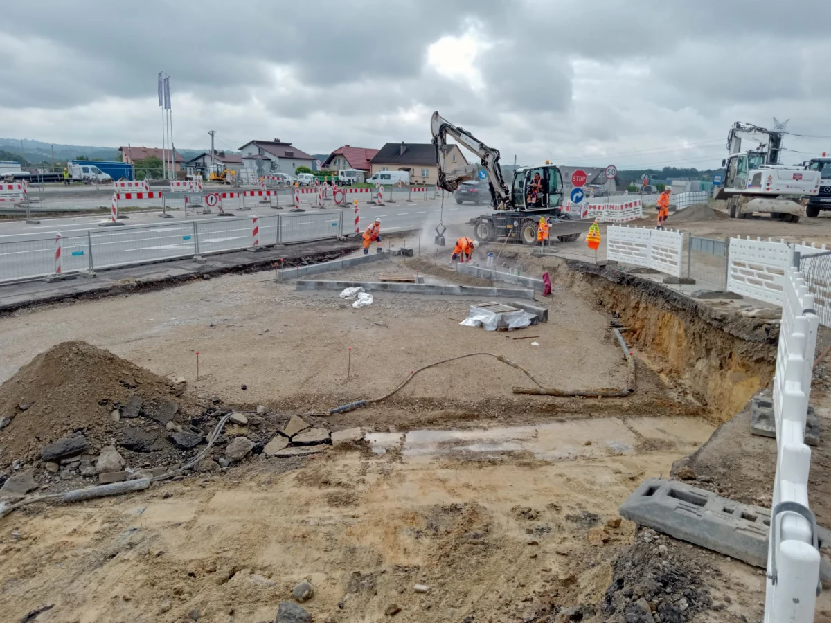 Od poniedziałku ( 11.09) pojawią się kolejne utrudnienia na zakopiance w Gaju.Drogowcy rozpoczną tam montaż konstrukcji wiaduktu. Kierowców czekają zwężenia do jednego pasa ruchu w każdą stronę