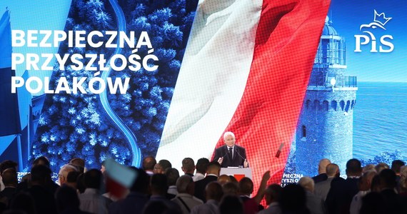 Prezes Prawa i Sprawiedliwości Jarosław Kaczyński podczas konferencji programowej w Końskich zapowiedział wprowadzenie emerytur stażowych - 38 lat do kobiet, 43 lata dla mężczyzn. To kolejny z punktów programowych, które w ostatnich dniach przedstawiali politycy partii rządzącej.
