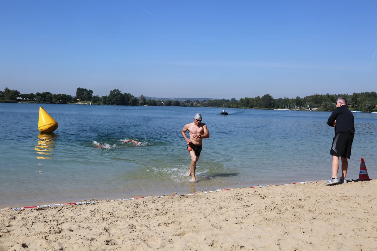 W piątek  na Zalewie na Piaskach w Kryspinowie odbyły się II Ogólnopolskie Mistrzostwa Policji w Pływaniu Długodystansowym. Zorganizowała je Komenda Wojewódzka Policji w Krakowie, pod patronatem Komendanta Głównego Policji.