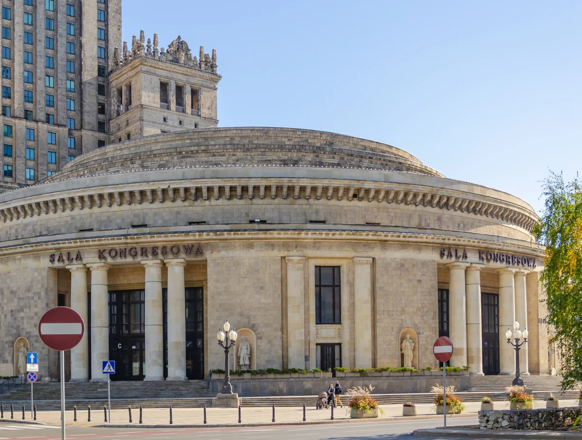 Wielofunkcyjna, dostępna i z nowoczesnym zapleczem – taka ma być Sala Kongresowa w Pałacu Kultury i Nauki. Właśnie rozstrzygnięto przetarg na jej modernizację. Początek prac budowlanych planowany jest jeszcze w tym roku.