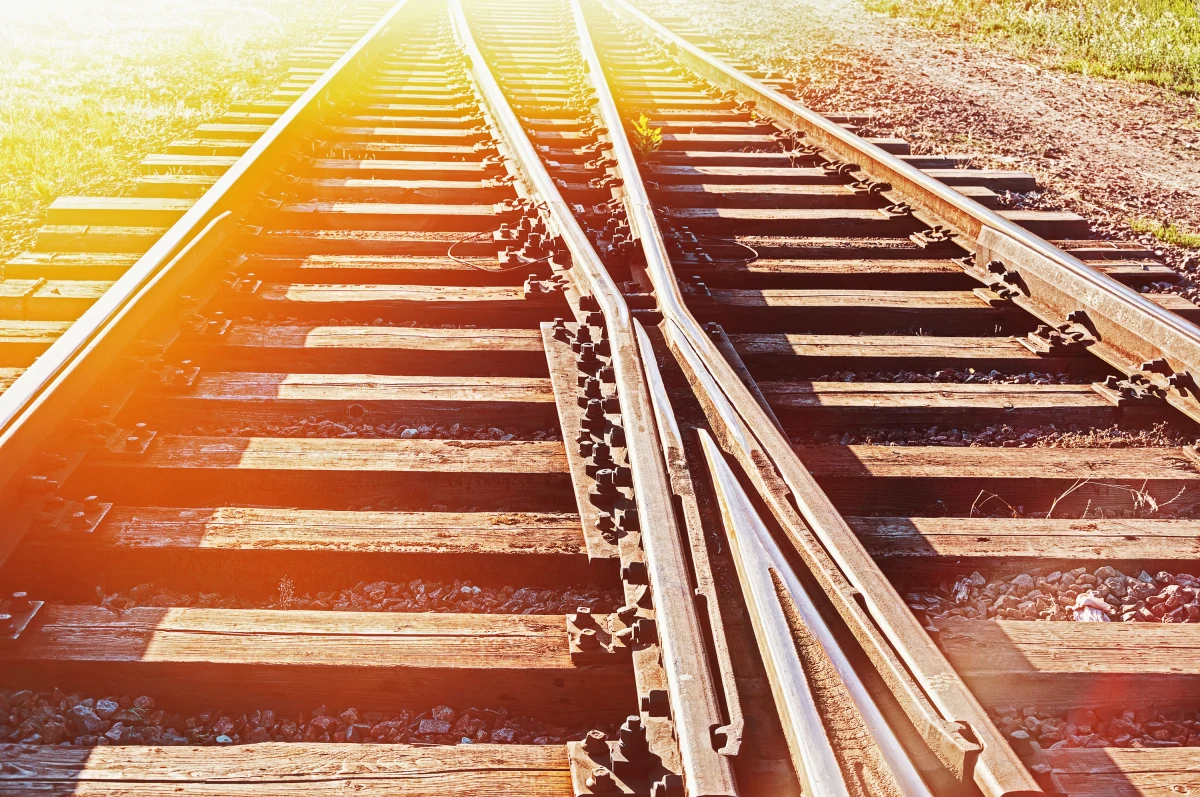 W Jonkowie pod Olsztynem w sobotę zginęła kobieta potrącona przez pociąg - podała straż pożarna. Policja pod nadzorem prokuratora wyjaśnia okoliczności wypadku. Ruch pociągów jest wstrzymany, kursuje komunikacja zastępcza.