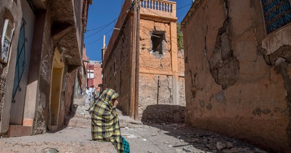 "Ledwo udało mi się złapać dzieci i uciec, zanim mój dom zapadł się na moich oczach. Dom sąsiada również się zapadł, grzebiąc pod gruzami dwie osoby" - powiedziała CNN 50-letnia Fatima, jedna z setek poszkodowanych przez trzęsienie ziemi w marokańskich górach Atlas Wysoki.