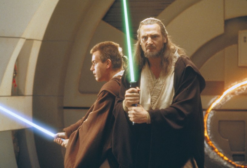 Zabawną historią z planu filmu "Gwiezdne wojny: Mroczne widmo" podzielił się Liam Neeson, który zagrał w nim mistrza Jedi, Qui-Gon Jinna. Aktor zdradził, że reżyser filmu George Lucas musiał interweniować, gdy on razem z Ewanem McGregorem podczas zdjęć wydawali odgłosy mieczów świetlnych.