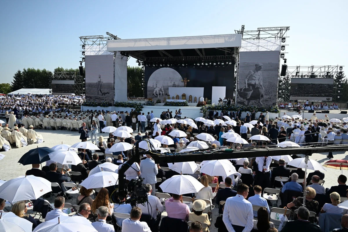 Rodzina Ulmów została ogłoszona błogosławioną w trakcie mszy świętej w miejscowości Markowa na Podkarpaciu. W uroczystości wzięły udział tysiące pielgrzymów.