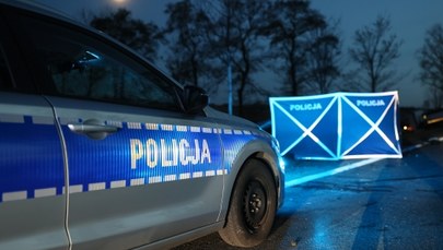 Mężczyzna szedł w nocy środkiem drogi. Został śmiertelnie potrącony przez auto