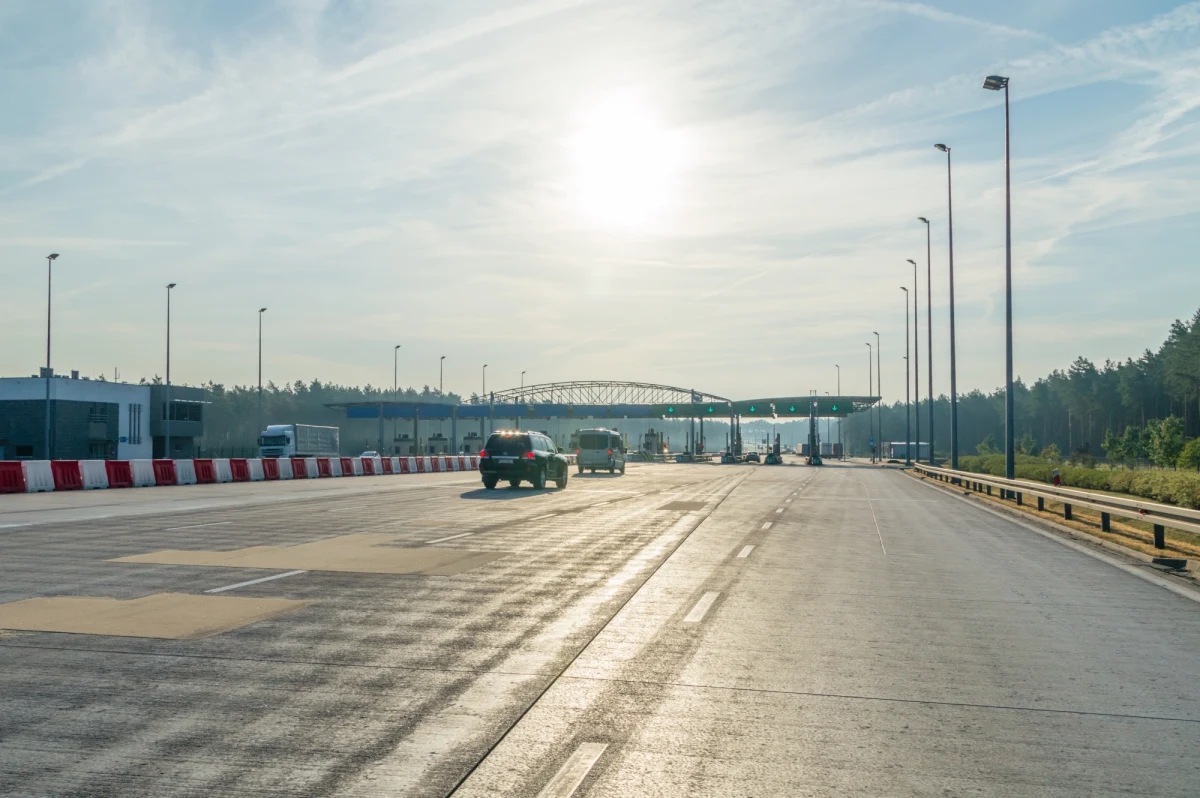 W poniedziałek wzrosną opłaty za przejazd płatnymi odcinkami Autostrady Wielkopolskiej na trasie Nowy Tomyśl – Konin (Wielkopolskie). Przejazd autem osobowym, każdym z trzech 50-kilometrowych odcinków, kosztować będzie 30 złotych, czyli o dwa złote więcej niż dotąd. Oznacza to, że za przejazd 150 kilometrów trzeba zapłacić 90 złotych. Opłata za przejazd odcinkiem autostrady A2 Świecko - Nowy Tomyśl pozostaje bez zmian.