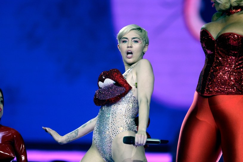 Zgodnie z obietnicą autorka hitu "Flowers" na swoim TikToku dzieli się z fanami nieznanymi historiami na jej temat. Jedna z nich dotyczy trasy "Bangerz". Miała ona raz na zawsze pożegnać dziecięcy wizerunek Hannah Montany. A że nikt prócz Miley Cyrus w to nie wierzył, ona pokryła wszystkie koszty. Rok 2014, który obfitował w wiele kontrowersyjnych występów został sfinansowany przez artystkę.