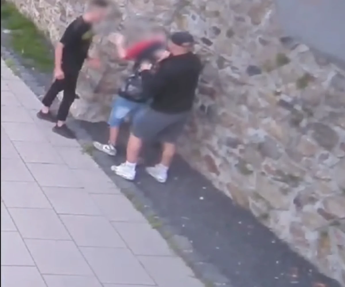 Policja z Jeleniej Góry na Dolnym Śląsku prosi o pomoc. Jeśli ktoś rozpoznaje mężczyznę z nagrania, jest proszony o kontakt z funkcjonariuszami. Podejrzewa się go o rozbój. Sprawcy bili i kopali swoją ofiarę.