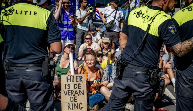 Holandia: Tysiące zatrzymanych aktywistów. Policjanci użyli armatek wodnych 