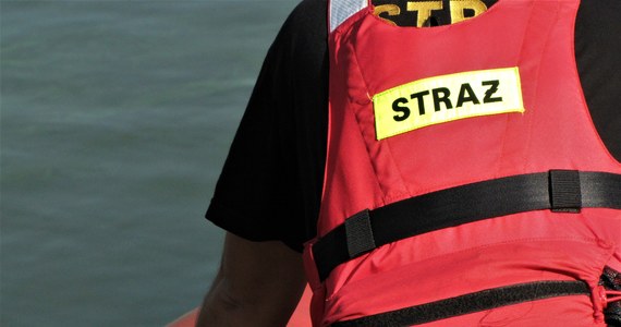Dramatyczna akcja policji i strażaków nad Wisłą w Górsku w woj. kujawsko-pomorskim. Po południu zaczęło tonąć tam 10-letnie dziecko. Na ratunek pobiegł jego ojciec. Dziecko udało się wydostać na brzeg, jednak 38-letni mężczyzna zniknął pod powierzchnią wody.