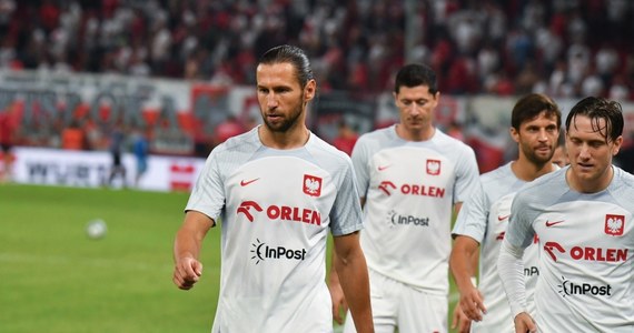 Nerwowa atmosfera panowała od pierwszych minut meczu Polaków z Albanią w Tiranie. Sędzia musiał wstrzymać grę już w 30. sekundzie spotkania. Albańczycy pokonali Polaków 2:0.