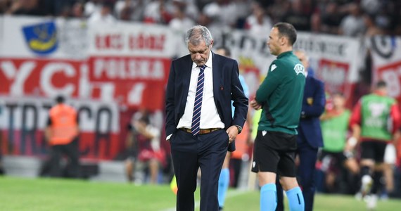Selekcjoner piłkarskiej reprezentacji Polski Fernando Santos zapewnił, że mimo nieudanych na razie występów Biało-Czerwonych w eliminacjach mistrzostw Europy nie zamierza podać się do dymisji. Jak stwierdził, nie wie, czy zostanie zwolniony. "Musicie zapytać prezesa" - uciął. Polska przegrała w niedzielę trzeci z pięciu dotychczasowych meczów w grupie E eliminacji Euro 2024 - z Albanią w Tiranie 0:2. 