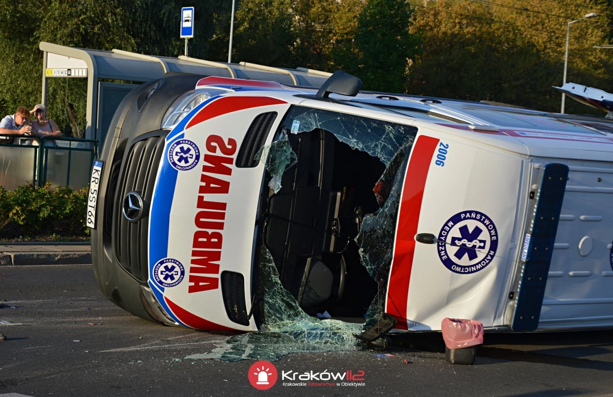 Dwie osoby zostały ranne w wyniku zderzenia samochodu osobowego z karetką pogotowia w Krakowie. Pojazd, którym podróżowali ratownicy medyczni, przewrócił się na bok.