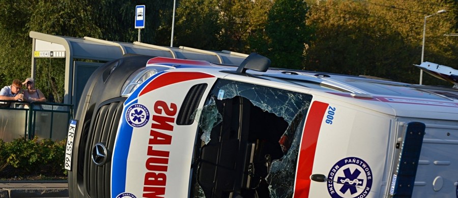 Dwie osoby zostały ranne w wyniku zderzenia samochodu osobowego z karetką pogotowia w Krakowie. Pojazd, którym podróżowali ratownicy medyczni, przewrócił się na bok.