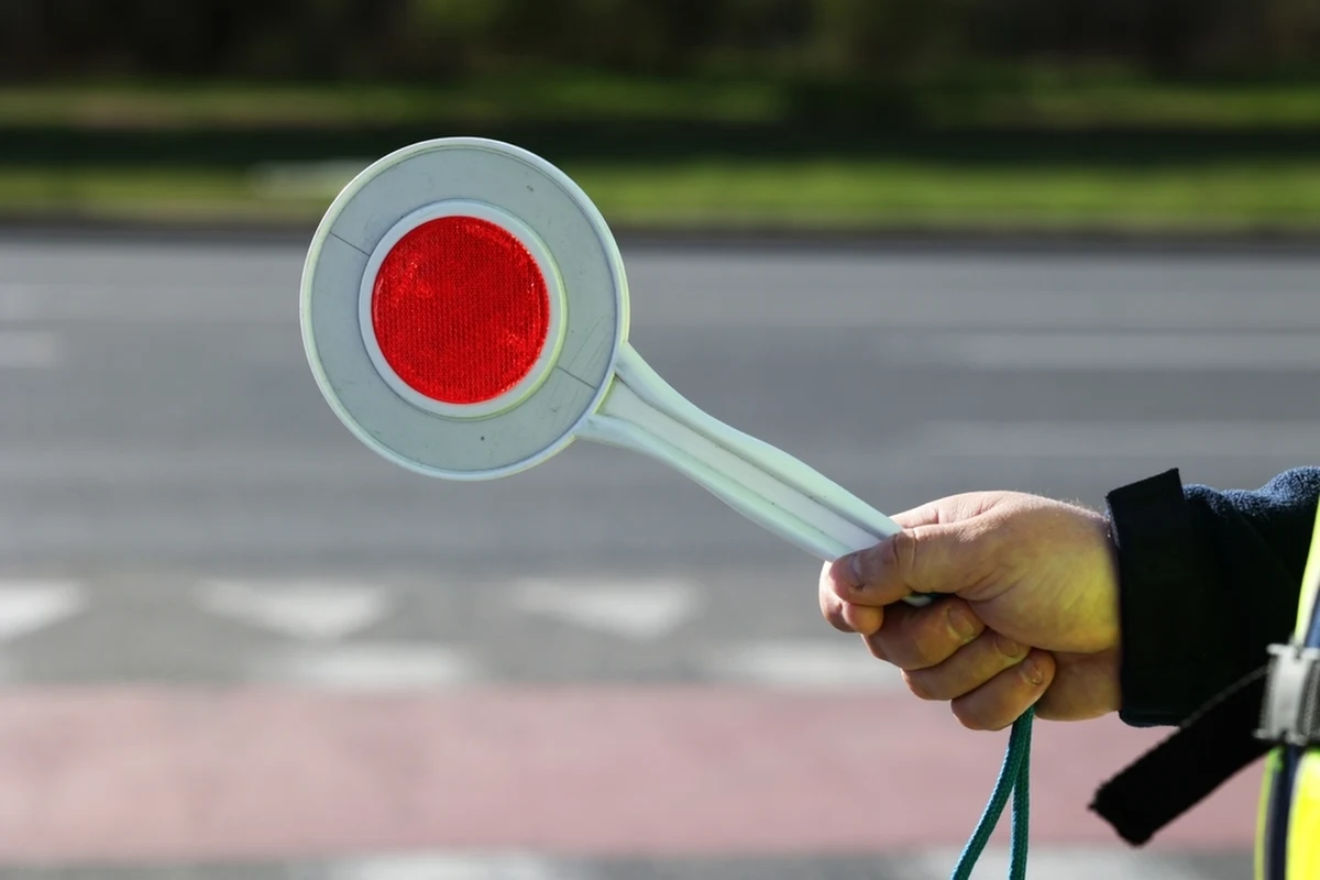 Zarzuty narażenia swoich dzieci na bezpośrednie niebezpieczeństwo utraty życia lub ciężkiego uszczerbku na zdrowiu usłyszał 47-letni mężczyzna. Pozwolił on prowadzić samochód swojemu 14-letniemu synowi. W aucie była również 12-letnia siostra nastolatka.