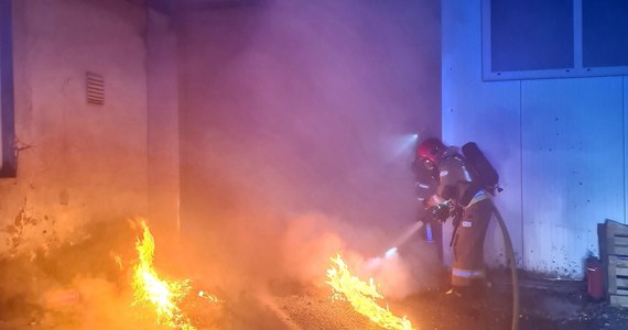 Nocny pożaru składu peletu w hali magazynowej tartaku w Nowych Bielicach koło Koszalina w Zachodniopomorskiem. W akcji gaśniczej brały udział cztery zastępy straży pożarnej.