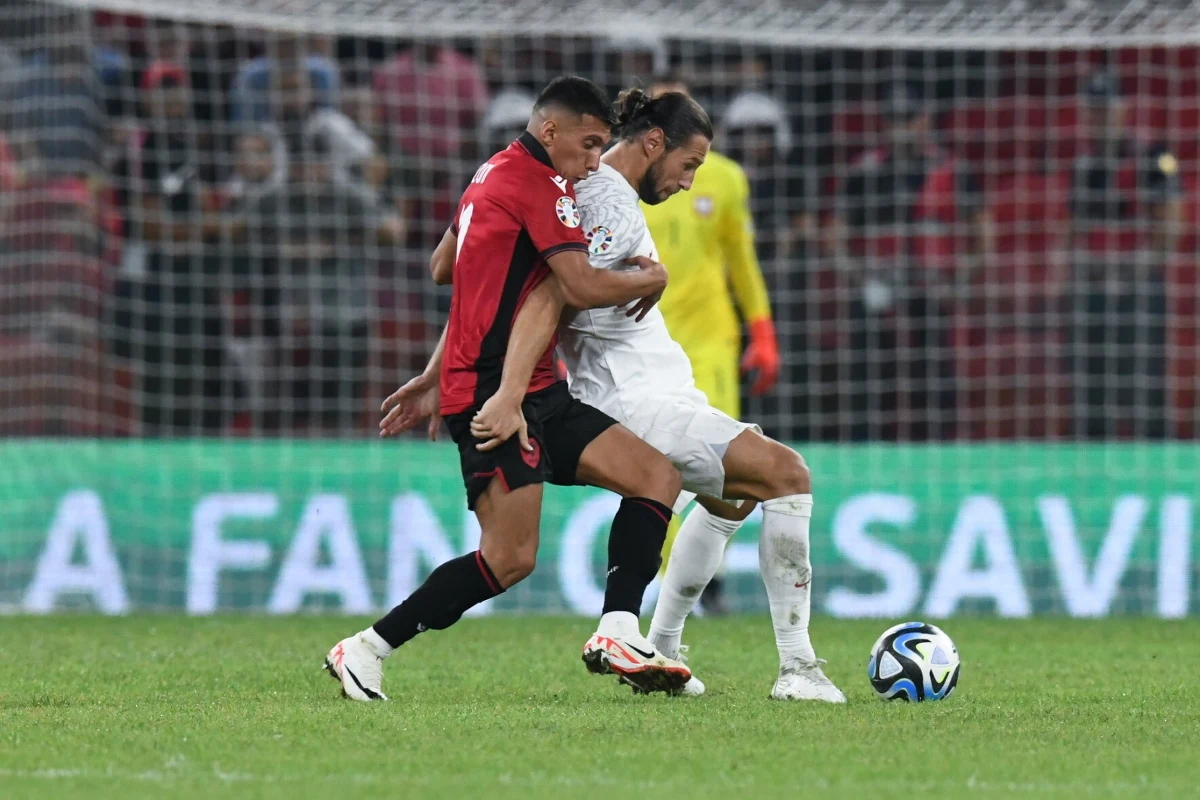 Miałem wątpliwą przyjemność oglądać z trybun porażkę naszych piłkarzy z Albanią – pisze w korespondencji z Tirany dziennikarz sportowy RMF FM Patryk Serwański. Pomyślałem, że trochę się prześpię, bo z niektórymi sprawami lepiej się przespać. Może rano będą mądrzejszy. Wypiłem sobie szybką kawę, ale po chwili zastanowienia uważam, że wcale mądrzejszy się rano nie stałem. Piłka też mi się nie śniła. Naszym piłkarzom chyba na zgrupowaniach też się nie śni. Chyba są tą reprezentacją zmęczeni jak my. W ciągu półtora roku z euforii po awansie na mundial mamy wielopoziomową katastrofę.