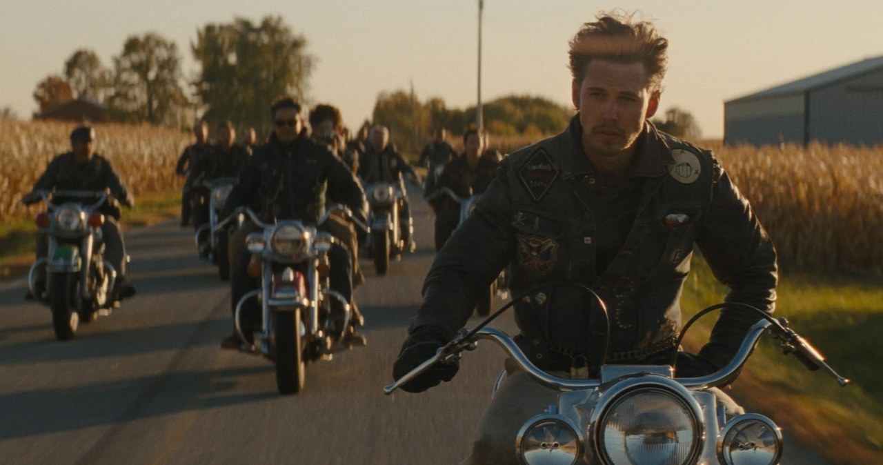 Austin Butler, Tom Hardy i Jodie Comer grają główne role w nowym filmie Jeffa Nicholsa ("Take Shelter", "Uciekinier", "Loving") zatytułowanym "The Bikeriders". Produkcja ma zadebiutować w kinach w grudniu.