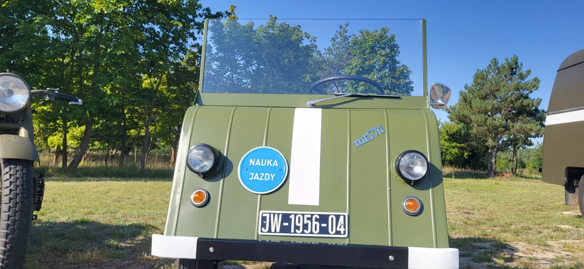 W sumie wyprodukowano ich trzynaście, a ten jest prawdopodobnie jedynym zachowanym egzemplarzem. Nietypowy eksponat trafił do Pilskiego Muzeum Wojskowego. To odrestaurowany trenażer, który służył młodym wojskowym jako pojazd nauki jazdy.