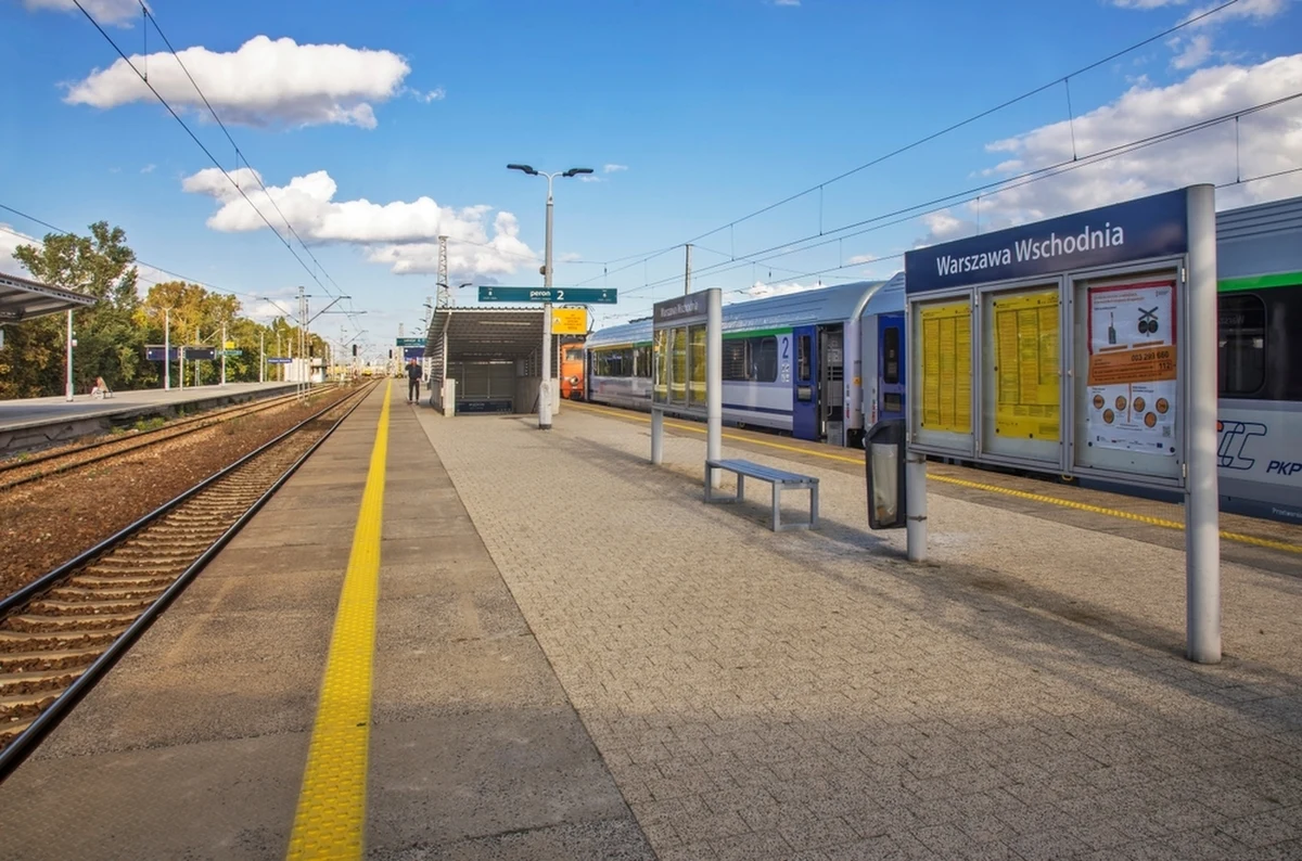​Ponad 2,5 godziny w pociągu na dalszą podróż musieli czekać pasażerowie składu, który o poranku zepsuł się na Dworcu Wschodnim w Warszawie. Informację o tym zdarzeniu dostaliśmy od naszych Słuchaczy na Gorącą Linię RMF FM. Sprawą zajął się reporter RMF FM Michał Dobrołowicz.