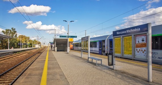 ​Ponad 2,5 godziny w pociągu na dalszą podróż musieli czekać pasażerowie składu, który o poranku zepsuł się na Dworcu Wschodnim w Warszawie. Informację o tym zdarzeniu dostaliśmy od naszych Słuchaczy na Gorącą Linię RMF FM. Sprawą zajął się reporter RMF FM Michał Dobrołowicz.