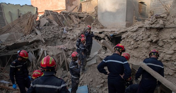 "Jesteśmy już po odprawie z lokalnymi służbami i przydziale pierwszych zadań" - tak mówią ratownicy ze zintegrowanej służby ratowniczej, którzy pojechali z pomocą do Maroka. Tam będą walczyć z czasem o życie ludzi pogrzebanych pod gruzami po najsilniejszym trzęsieniu ziemi, jakie nawiedziło ten kraj od dziesiątek lat. Zginęło co najmniej 2497 osób.