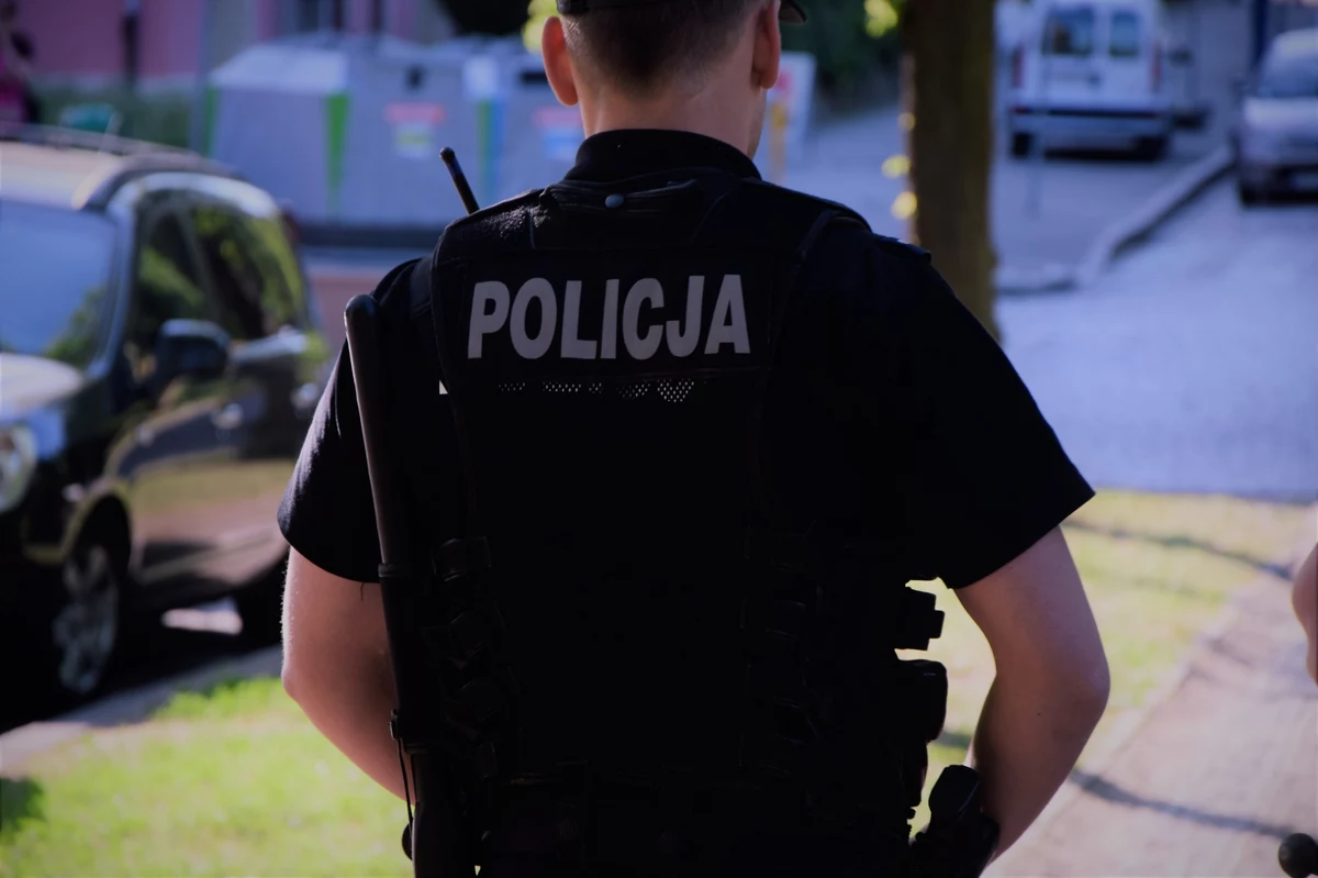Dwaj policjanci pokłócili się o mandat dla dziadka jednego z nich. Jak dowiedział się reporter RMF FM, sprawę incydentu z komendy powiatowej policji w małopolskim Chrzanowie bada prokuratura. Jeden z uczestników jest zawieszony. 