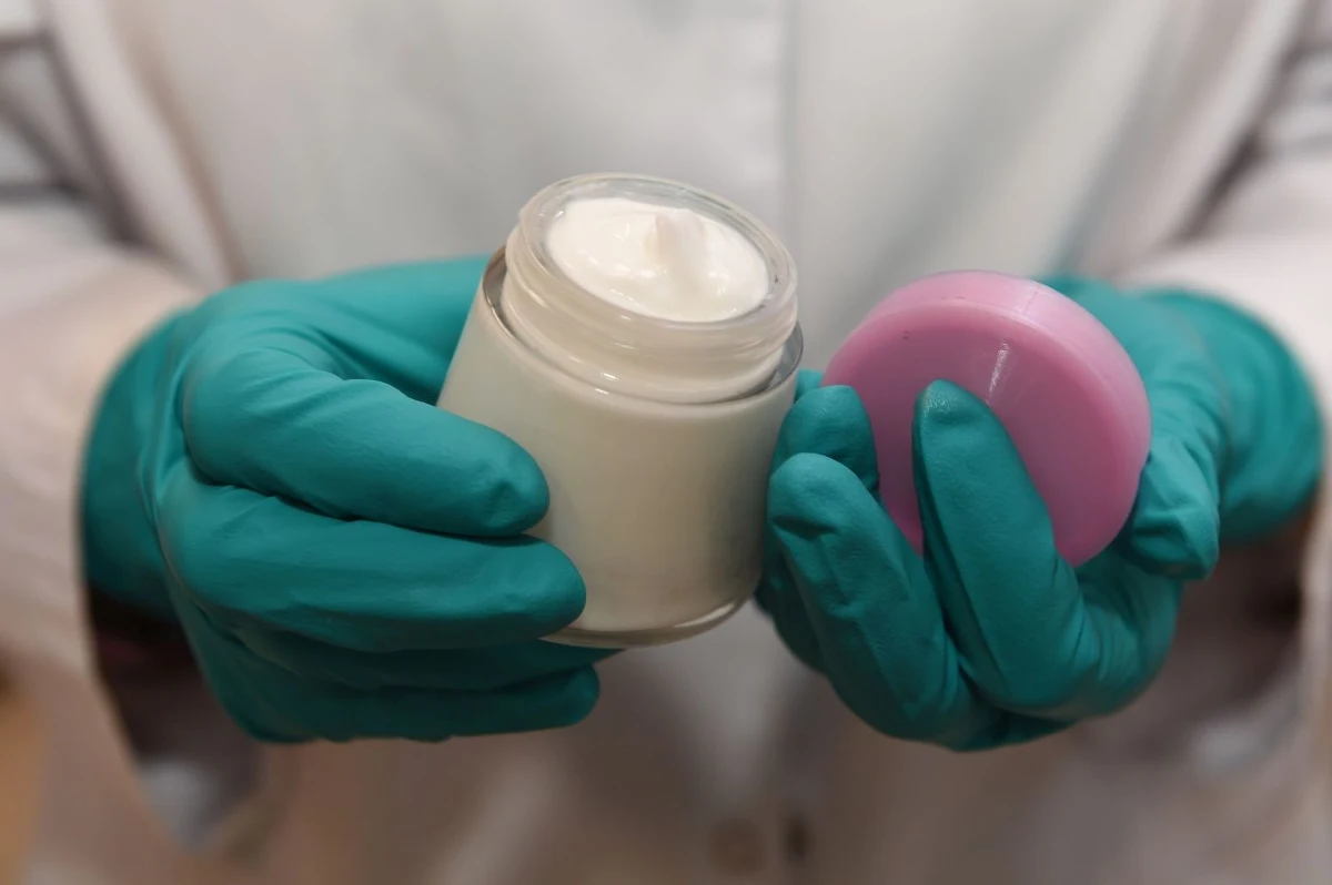 Nowa pochodna lupeolu, innowacyjnie zmodyfikowanego składnika kory brzozy, wkrótce będzie mieć swój debiut na rynku kosmetycznym. Związek, opracowany przez zespół dr inż. Magdaleny Malinowskiej z Wydziału Inżynierii i Technologii Chemicznej Politechniki Krakowskiej, posłuży do stworzenia naturalnych produktów kosmetycznych o działaniu antystarzeniowym.

