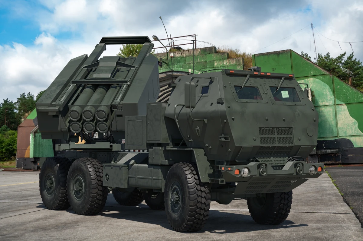 Zatwierdziłem umowę na dostawę 486 wyrzutni HIMARS dla polskiej armii; planujemy początek dostaw na koniec 2025 roku, wcześniej potrzebna integracja z polskimi systemami - poinformował w Toruniu szef MON Mariusz Błaszczak.