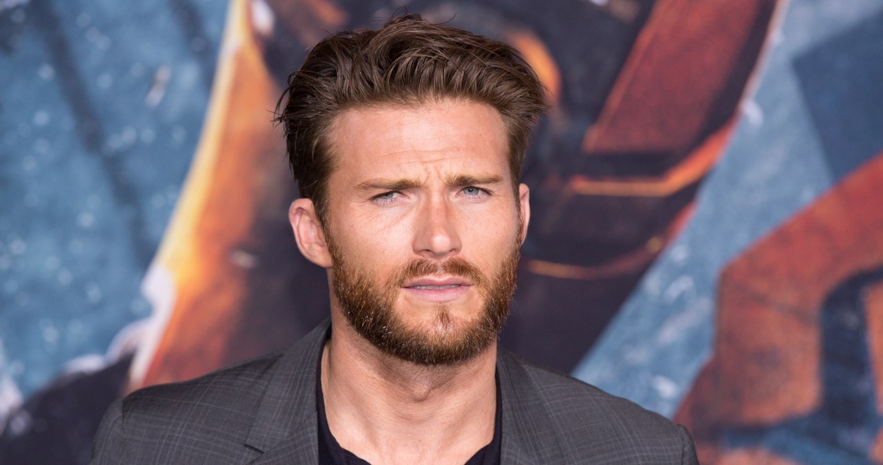 Scott Eastwood dziś ma 37 lat i ugruntowaną pozycję w świecie show-biznesu. Nie da się jednak ukryć, że choć karierę zaczynał pod nazwiskiem matki, to obecny status zawdzięcza ojcu, który powierzał mu pierwsze role w swoich filmach. Scott jest z biegiem lat coraz bardziej podobny do słynnego Clinta.