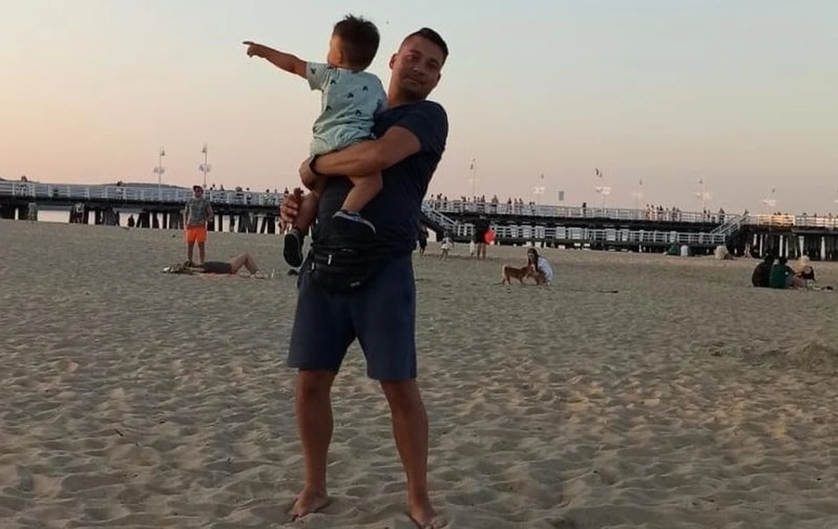 Policjant z Malborka podczas rodzinnego urlopu na plaży pomógł 4-latce. Dziewczynka przeszła samotnie 0,5 kilometra i nie mogła znaleźć swojego ojca.