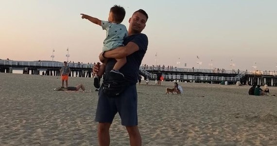 Policjant z Malborka podczas rodzinnego urlopu na plaży pomógł 4-latce. Dziewczynka przeszła samotnie 0,5 kilometra i nie mogła znaleźć swojego ojca.