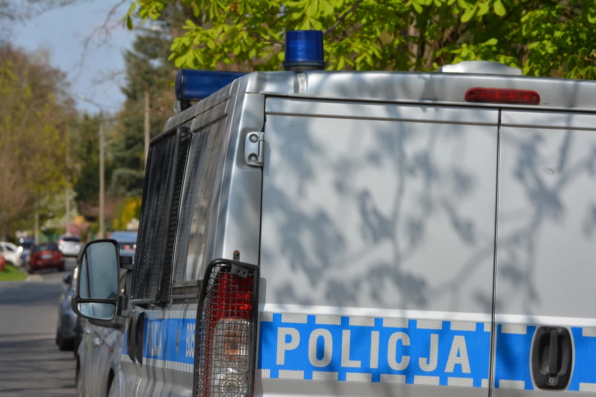 Dwa policyjne busy zderzyły się w okolicach miejscowości Chańcza w Świętokrzyskiem. Nikomu nic się nie stało. Funkcjonariusze wracali do Łodzi po zabezpieczaniu wczorajszych uroczystości beatyfikacyjnych rodziny Ulmów. Informację o zdarzeniu dostaliśmy na Gorącą Linię RMF FM.