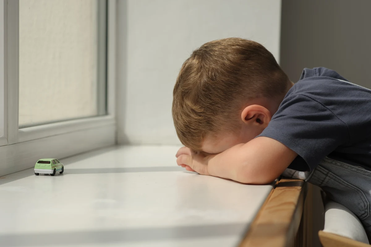 Nawet 5 lat więzienia grozi 43-letniej kobiecie, która zostawiła swojego 4-letniego syna samego w domu. Chłopiec trafił do placówki opiekuńczo-wychowawczej, a jego matka do izby wytrzeźwień - podała białostocka policja.