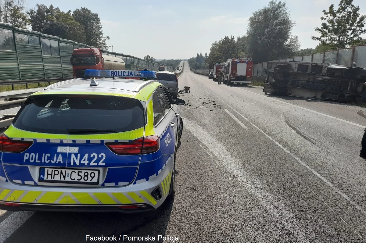 Dwie osoby nie żyją, a jedna jest ranna po zderzeniu busa z samochodem osobowym w Juszkowie na obwodnicy Trójmiasta (trasa S6) w kierunku Łodzi.