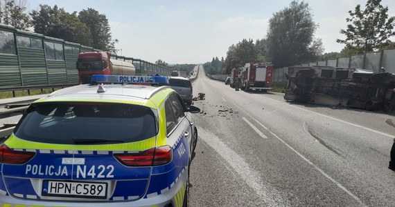 Dwie osoby nie żyją, a jedna jest ranna po zderzeniu busa z samochodem osobowym w Juszkowie na obwodnicy Trójmiasta (trasa S6) w kierunku Łodzi.