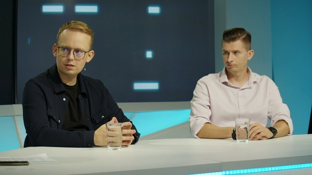 
"Do jednej bramki" NA ŻYWO w każdy poniedziałek o godz. 12.00 w Interii oraz  Polsat BOX Go .
W tekście zawarto link serwisu partnerskiego
