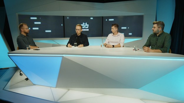 
"Do jednej bramki" NA ŻYWO w każdy poniedziałek o godz. 12.00 w Interii oraz  Polsat BOX Go .
W tekście zawarto link serwisu partnerskiego
