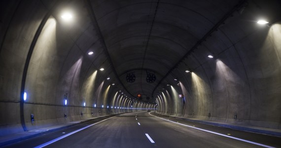 Kierowcy jadący autostradą A4 przez Görlitz w najbliższych dniach muszą się liczyć z utrudnieniami. Od dziś w godzinach nocnych zamykany będzie przejazd tunelem Königshainer Berge. Powód? Modernizacja tunelu i niezbędne prac konserwacyjne.



