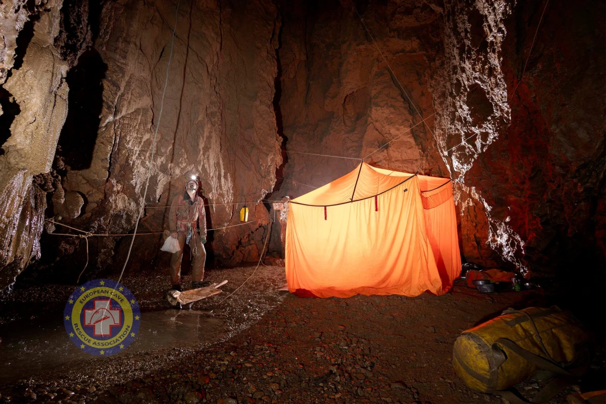 Tej nocy, najpóźniej we wtorek rano chory amerykański speleolog ma zostać wyciągnięty na powierzchnię. 9 dni temu utknął w trzeciej co do głębokości jaskini w Turcji na poziomie 1276 metrów pod powierzchnią. Obecnie od otworu dzieli go już tylko 180 metrów. 