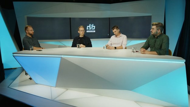 
"Do jednej bramki" NA ŻYWO w każdy poniedziałek o godz. 12.00 w Interii oraz  Polsat BOX Go .
W tekście zawarto link serwisu partnerskiego
