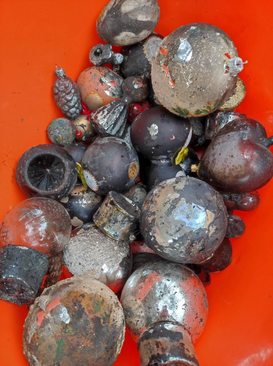 To historia trochę jak z bożonarodzeniowej bajki. Znani w regionie producenci oryginalnych bombek próbują zrobić wszystko, by uratować zbliżające się święta. Pod koniec sierpnia magazyn z ich produktami, w tym z regionalnym hitem: bombkami w kształcie puszek paprykarzu strawił pożar. Spłonęła niemal całość szykowanych na ten sezon wyrobów.