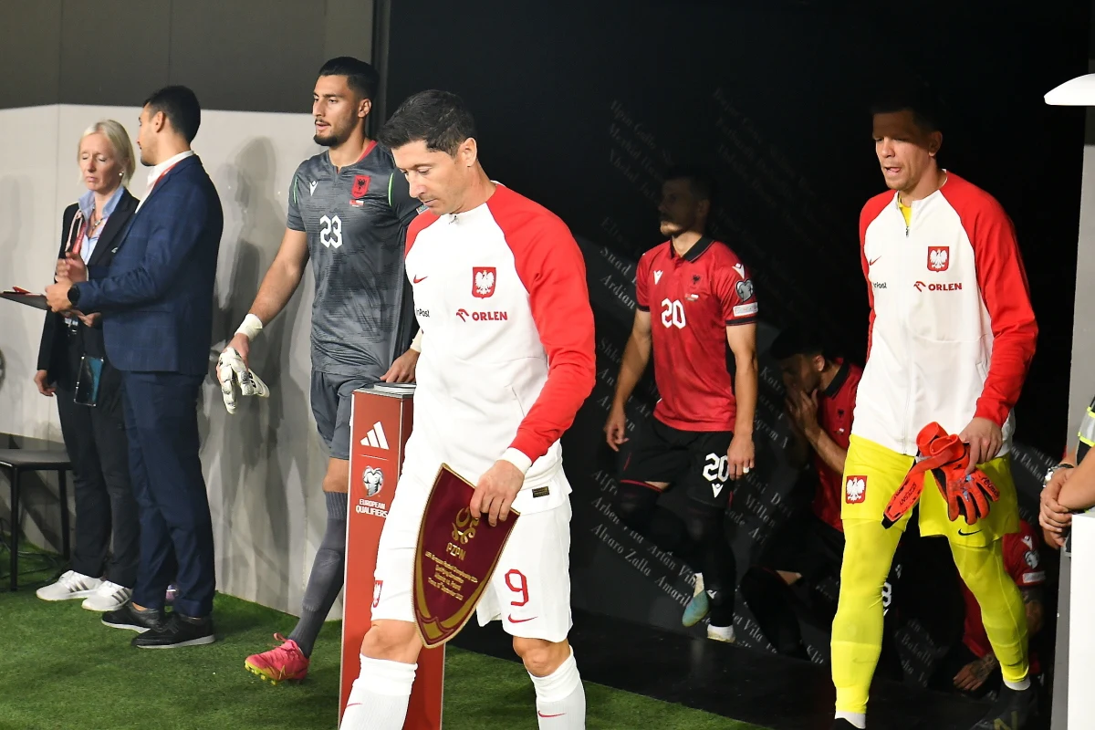 "Lewandowski powinien stanąć na rzęsach, żeby udowodnić, że ma rację. Zawodnik tej klasy szuka innych rozwiązań, wraca się, walczy, rozgrywa, jest go pełno na boisku” – tak o kapitanie polskiej reprezentacji w piłce nożnej mówił na antenie internetowego Radia RMF24 Dariusz Dziekanowski, były reprezentant Polski w piłce nożnej, ekspert telewizyjny i były asystent trenera Leo Beenhakkera w kadrze. Gość Piotra Salaka komentuje porażkę polskiej drużyny we wczorajszym meczu z Albanią.
