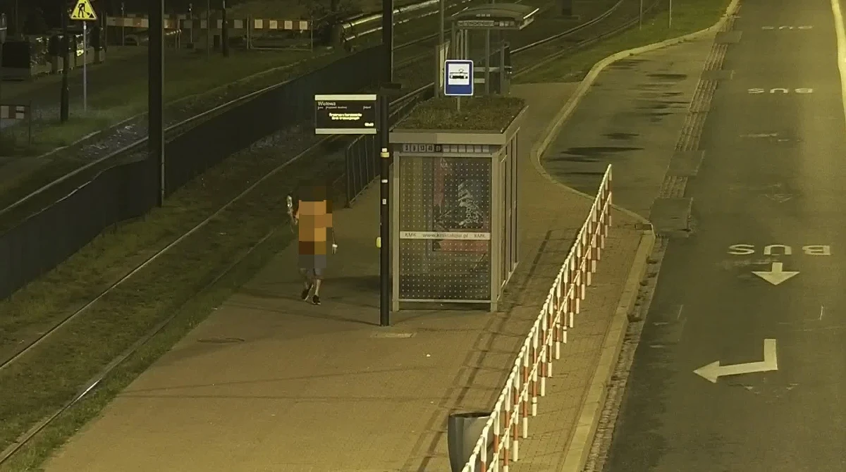 Nietypowa interwencja straży miejskiej w Krakowie. Około 2 w nocy z piątku na sobotę z tramwaju przy ul. Wielickiej wysiadł mężczyzna, trzymający w ręku podpiętą kroplówkę.