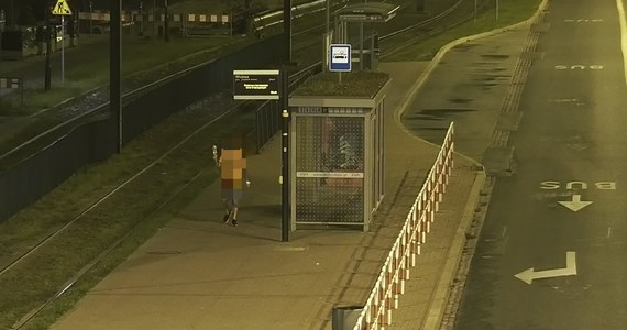 Nietypowa interwencja straży miejskiej w Krakowie. Około 2 w nocy z piątku na sobotę z tramwaju przy ul. Wielickiej wysiadł mężczyzna, trzymający w ręku podpiętą kroplówkę.