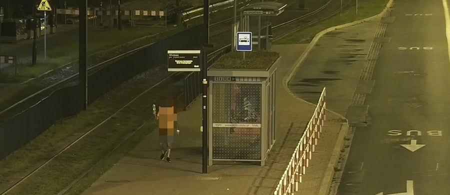 Nietypowa interwencja straży miejskiej w Krakowie. Około 2 w nocy z piątku na sobotę z tramwaju przy ul. Wielickiej wysiadł mężczyzna, trzymający w ręku podpiętą kroplówkę.