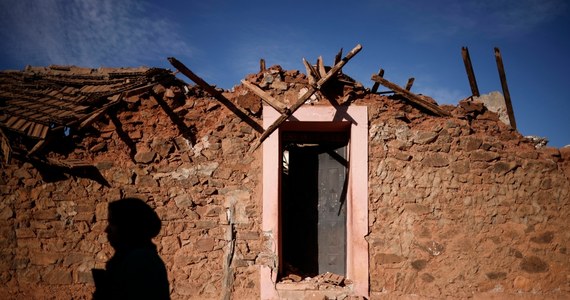 Tayeb ait Ighenbaz był zmuszony wybierać, czy ratować życie swojego 11-letniegu syna, czy rodziców, którzy utknęli pod gruzami zawalonego domu, po trzęsieni ziemi, jakie w piątek późnym wieczorem nawiedziło Maroko. Według najnowszych danych tamtejszego MSW, w wyniku trzęsienia życie straciło 2681 osób. 
