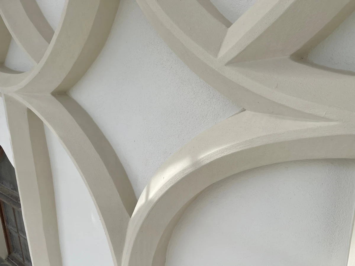 W skrzydle południowym Zamku Książąt Pomorskich w Szczecinie rozpoczęły się pracę nad odtworzeniem historycznej kolorystyki elewacji. Po analizach wytypowano dwie barwy: kolor tynków określono jako "naturalny", kolor detali jako "barwę piaskowca".