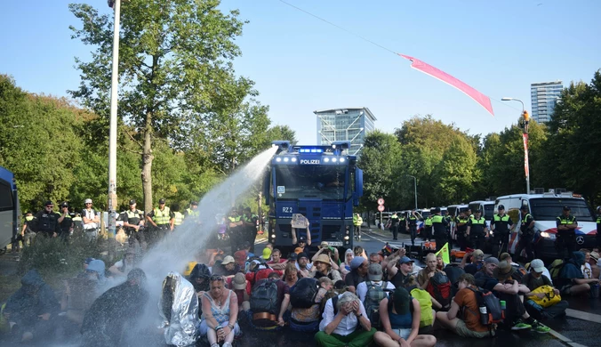 Holandia: Trzeci dzień protestu aktywistów. Policja używa armatek wodnych
