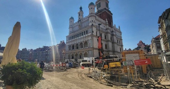 Fundamenty średniowiecznych kramów odkryli archeolodzy prowadzący prace na Starym Rynku w Poznaniu. Budynki te stały w samym centrum płyty już w XV wieku. Jak zapewniają władze miasta i archeolodzy - remonty zostaną zakończone według planu.